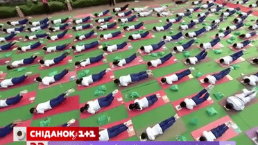 Самое массовое занятие йогой собрало 35 тысяч человек одновременно