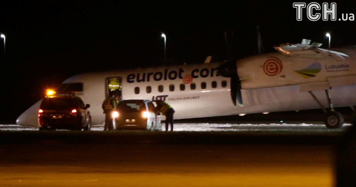 В аеропорту Варшави літак з 59 пасажирами здійснив жорстку посадку
