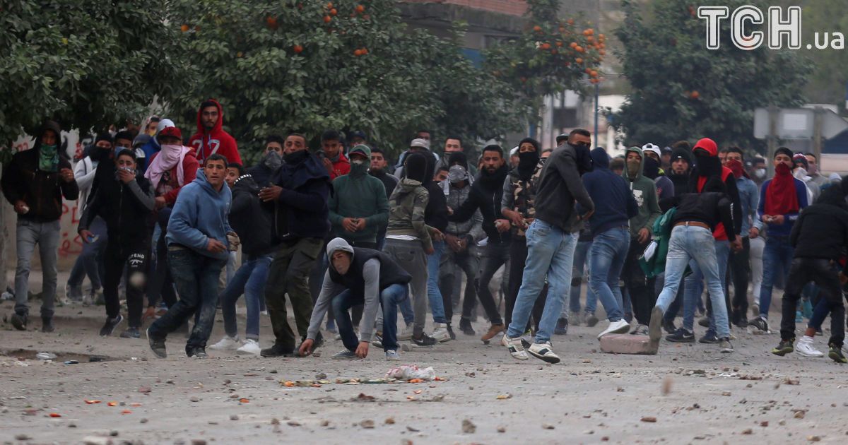 Тунис задействовал армию из-за массовых протесты против повышения цен и налогов