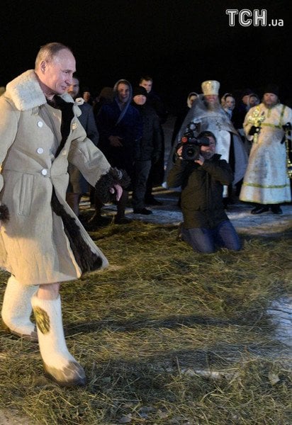 Путін перехрестився і стрибнув в ополонку