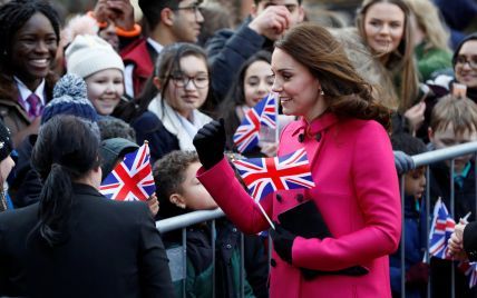 В розовом пальто за 2 тысячи долларов: герцогиня Кембриджская опять повторила свой "беременный" образ