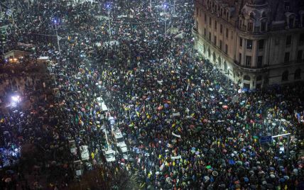 Десятки тисяч обурених румун вийшли на вулиці з антикорупційними протестами