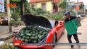 У В'єтнамі кмітливі підприємці продавали кавуни просто з Ferrari
