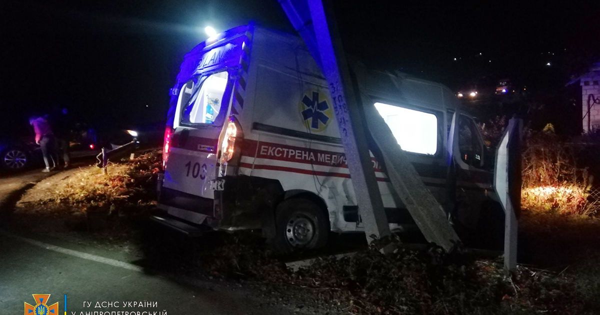У Дніпропетровській області швидка зіткнулась з маршруткою: 6 людей постраждали (фото)