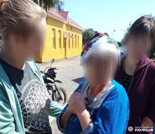 Женщину, заблудившуюся в лесу, доставили домой / © Национальная полиция Ровенской области