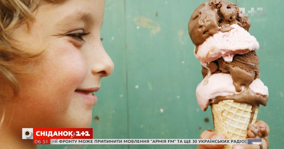 Девушка с мороженым. Девушка ест мороженое. Дети с мороженым. Мальчик и девочка с мороженым. Девочка и мороженое.