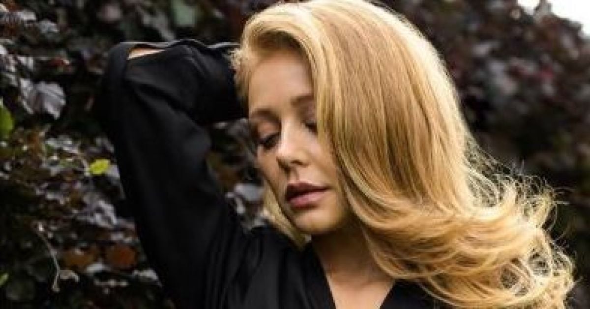 Зухвала Тіна Кароль засвітила оголений животик у сміливій комбінації