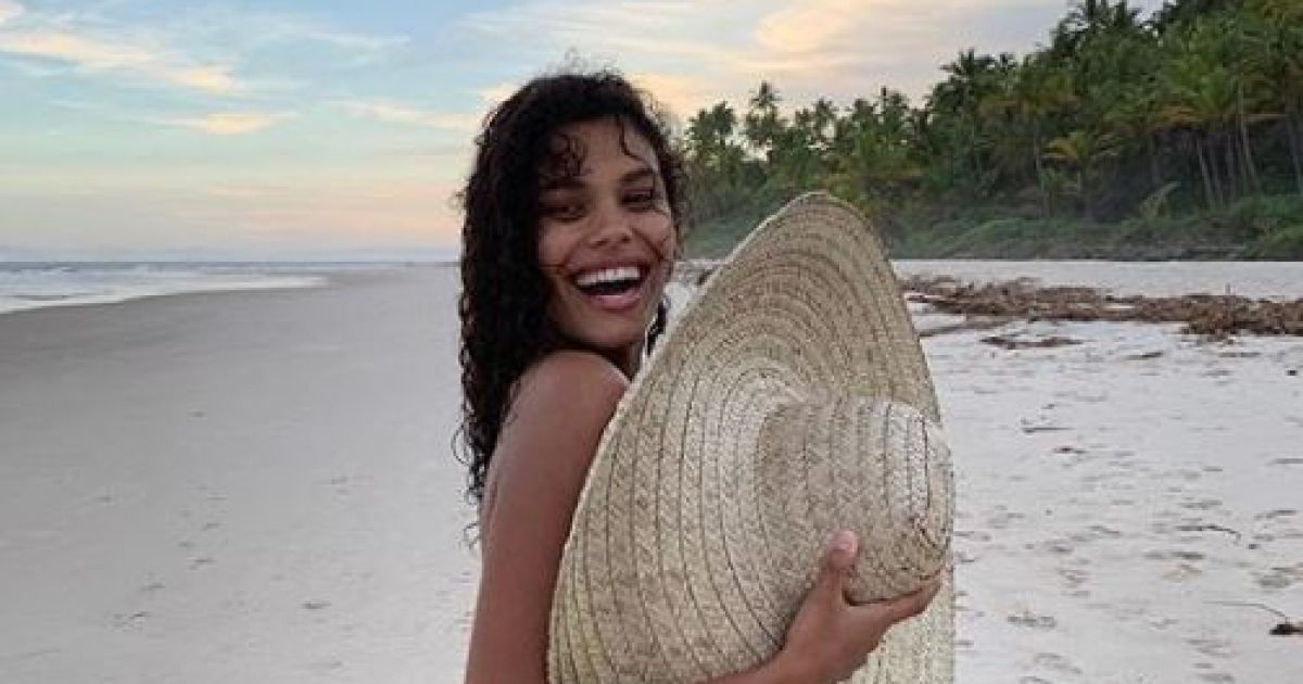 Тіна Кунакі підтвердила свою вагітність оголеним фото на пляжі