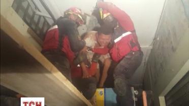 В мережі з’явилося, як рятувальники витягали двох чоловіків із під завалів в Еквадорі