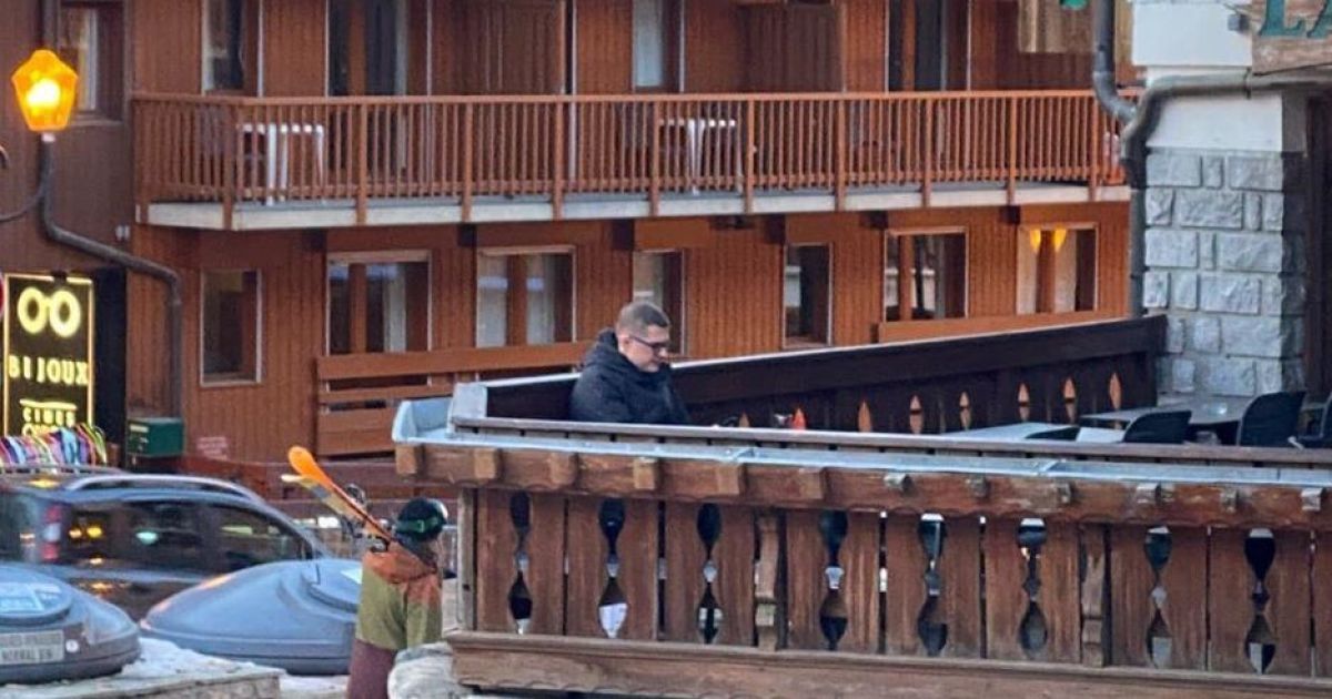 Баканова помітили на відомому гірськолижному курорті Куршевель. Журналіст оприлюднив фото
