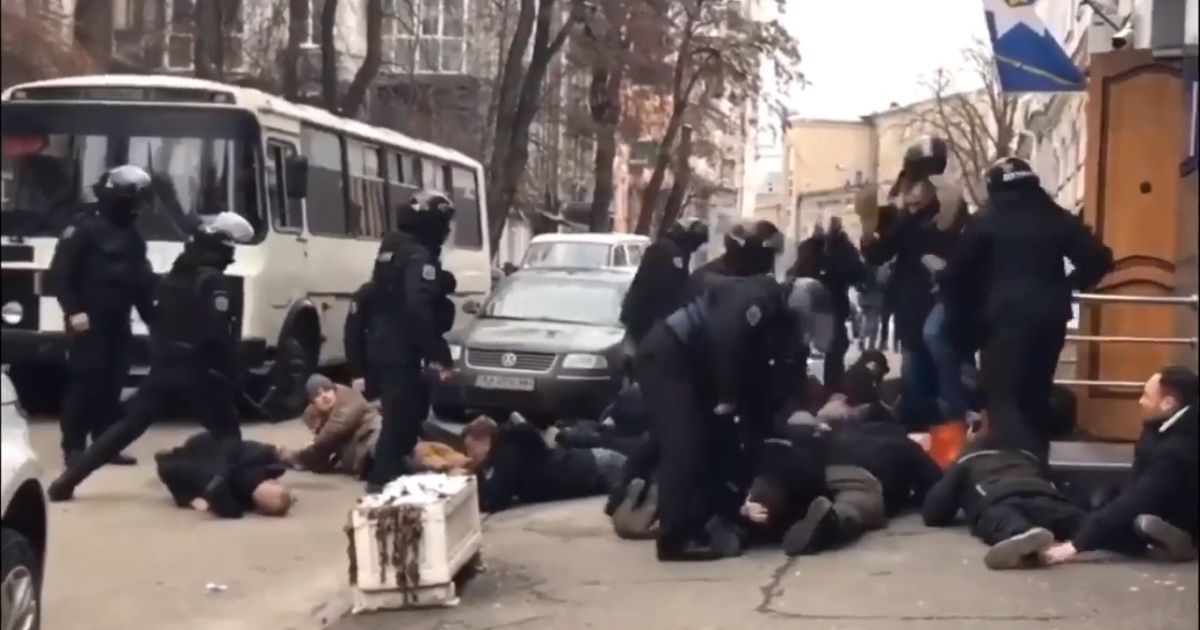 В полиции пообещали наказать правоохранителей за избиение активистов и крик "Ложись, Бандера"