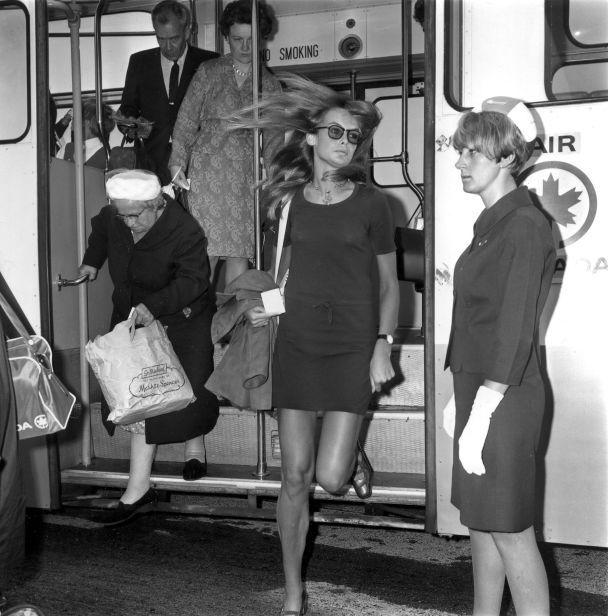 Фешн-модель Джин Шрімптон, одягнена в мініплаття, виходить з автобуса після прибуття в аеропорт Хітроу в Лондоні, Англія, 2 серпня 1967 року. / © Associated Press