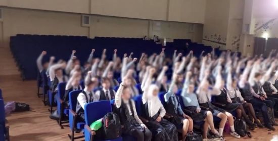 "Поштовх має бути в небо, в НАТО": у Росії школярів змусили зигувати (відео)