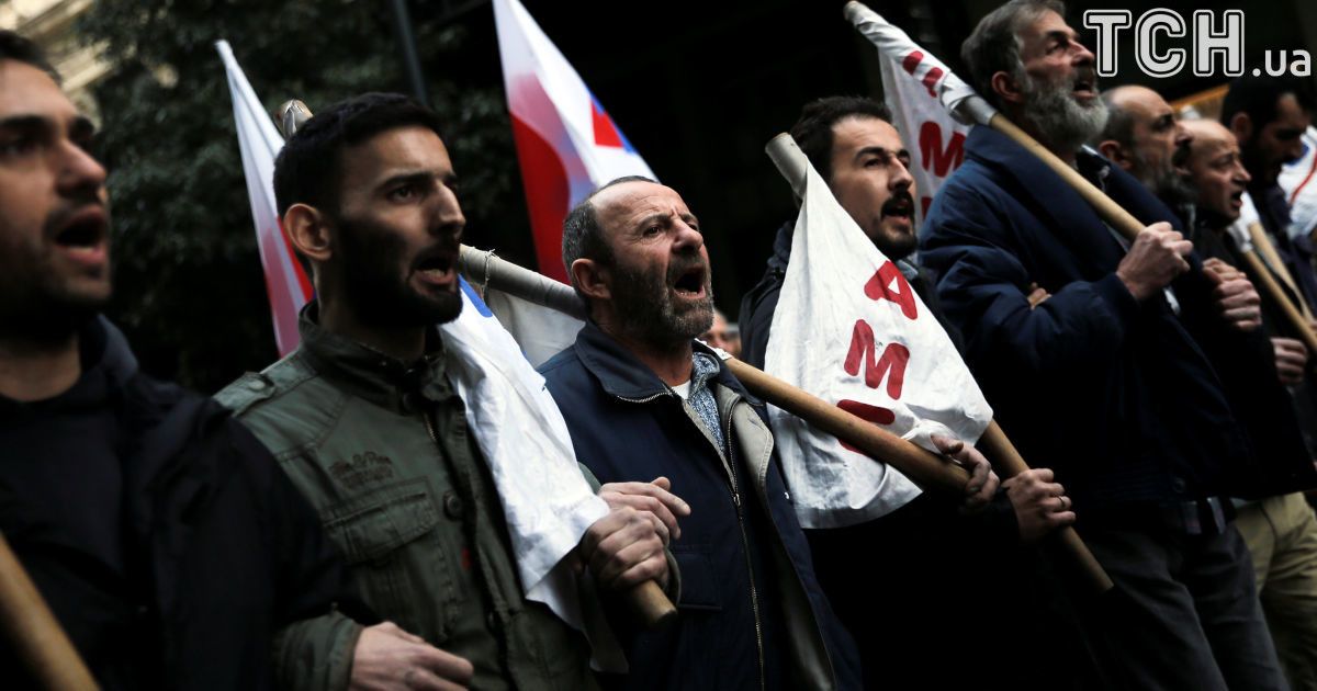 В Греции сотни демонстрантов после штурма ворвались в министерство труда