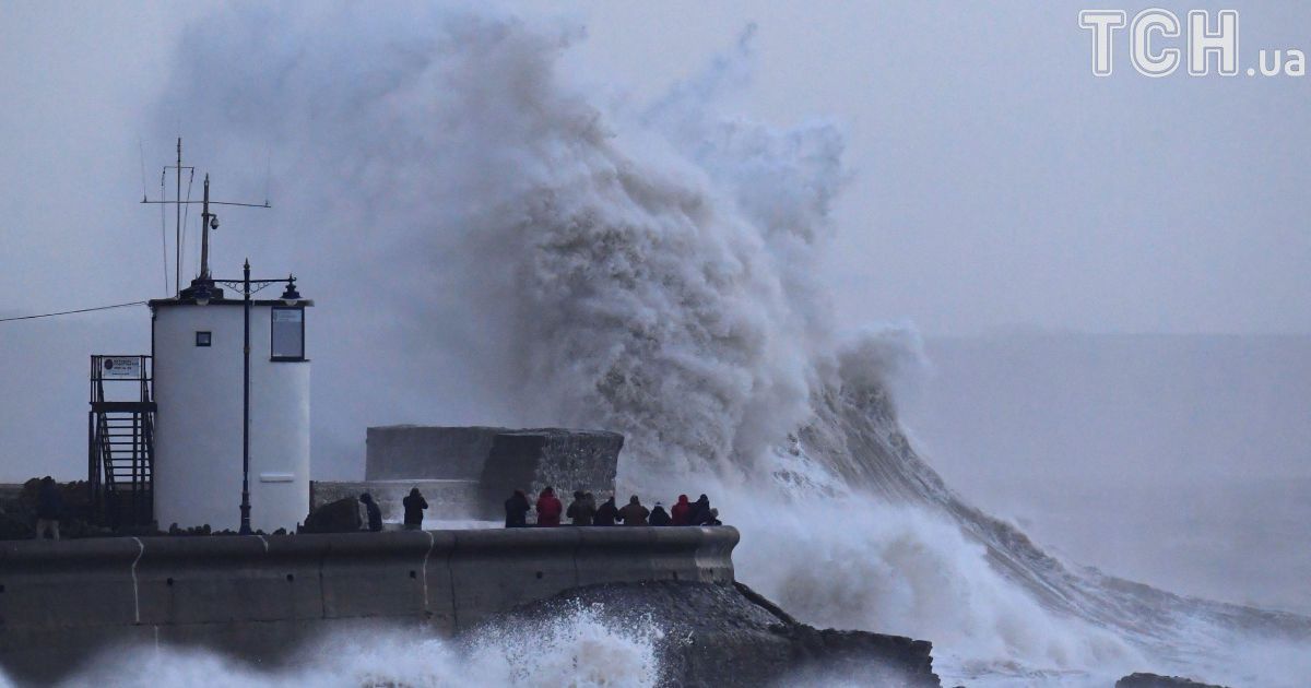 Стихия с женским именем: Европу атаковал шторм Элеонора