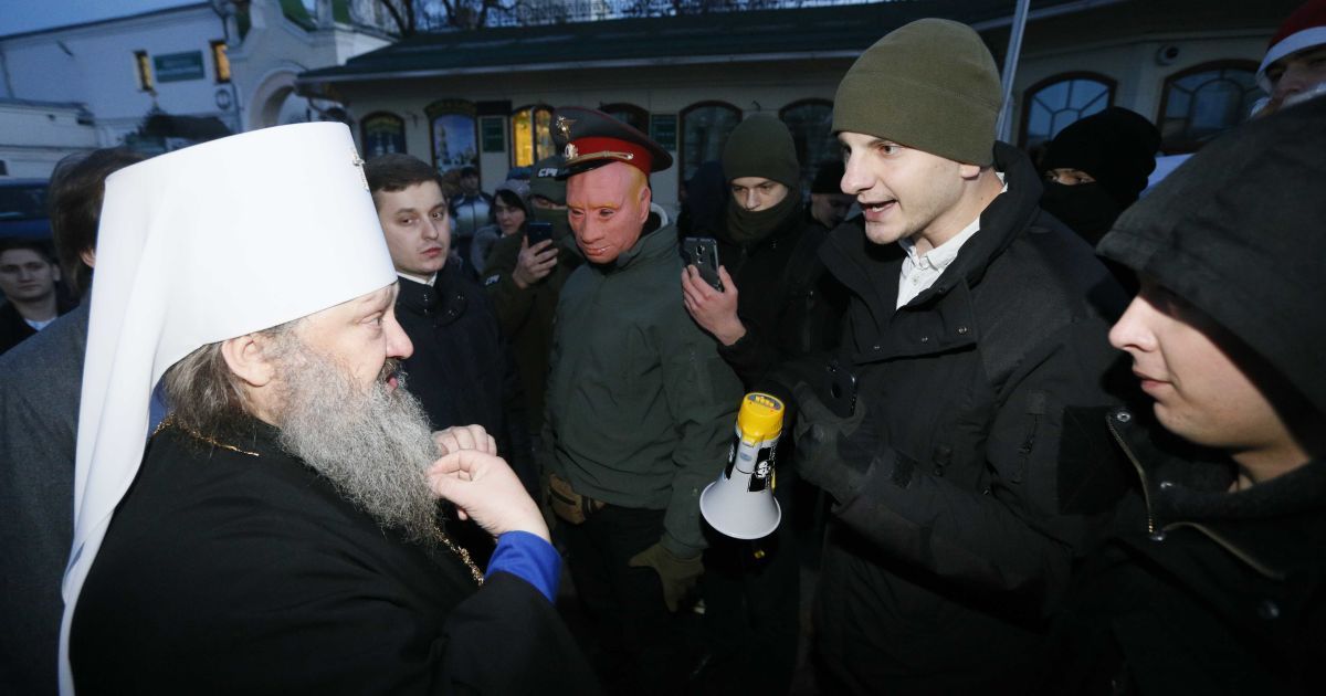 Активісти С14 і настоятель Лаври Павло