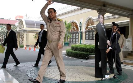 "Спросите этого парня": премьер Таиланда предложил журналистам задавать вопросы его картонной кукле
