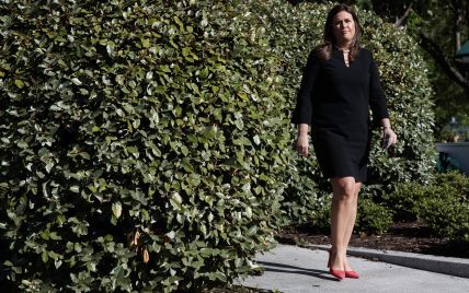 У чорній сукні і яскравих туфлях: прессекретарка Білого дому зустрілася з журналістами