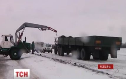 Украина выдерживает удар стихии: закрытые аэропорты и непроходимые дороги