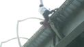 Героический поступок: в Индии полицейский забрался на вершину моста, чтобы спасти самоубийцу