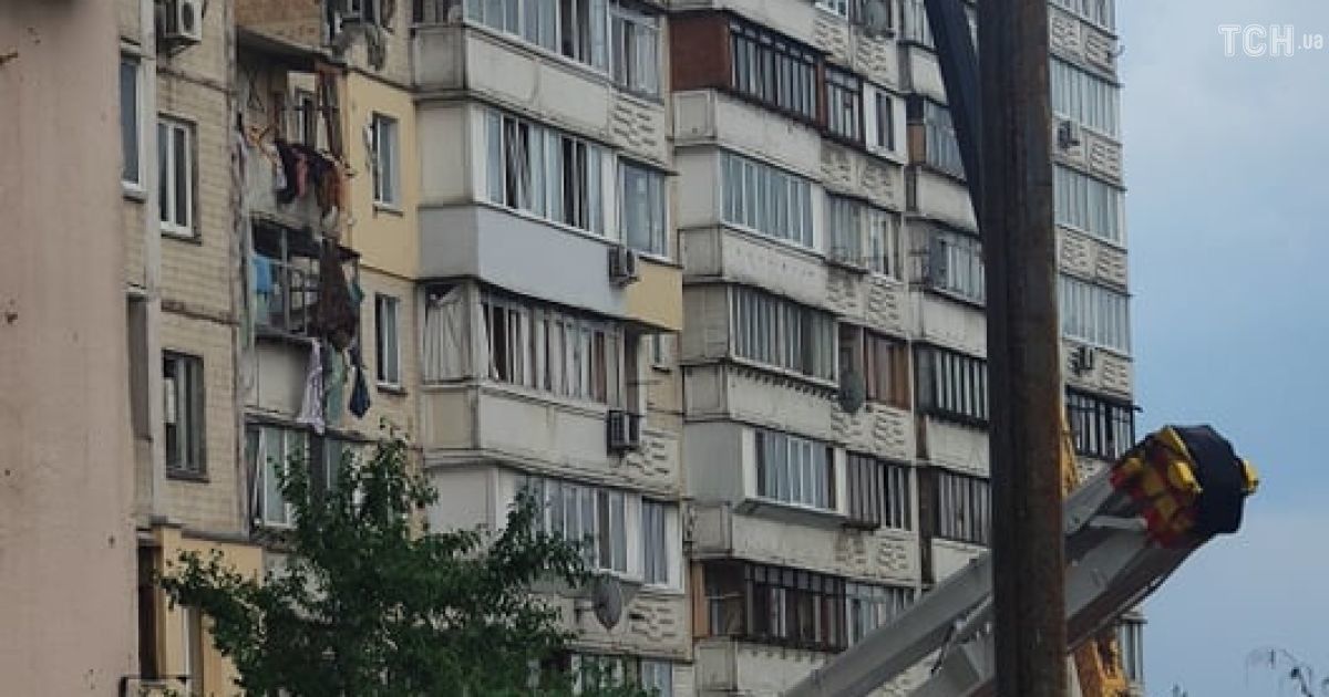 На столичних Позняках потужна злива зупинила розбирання завалів будинку