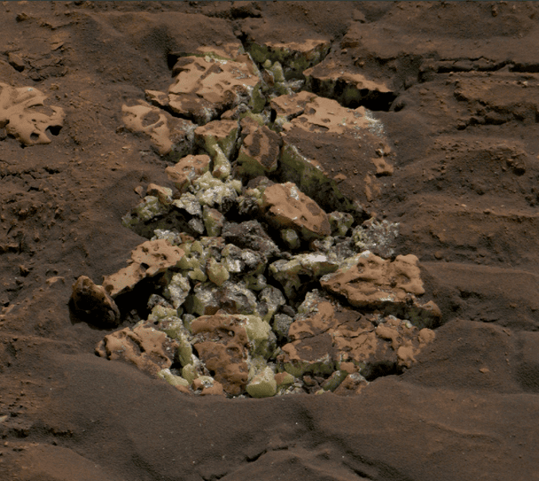 На Марсе обнаружили необычные кристаллы, когда Curiosity случайно разбил камень