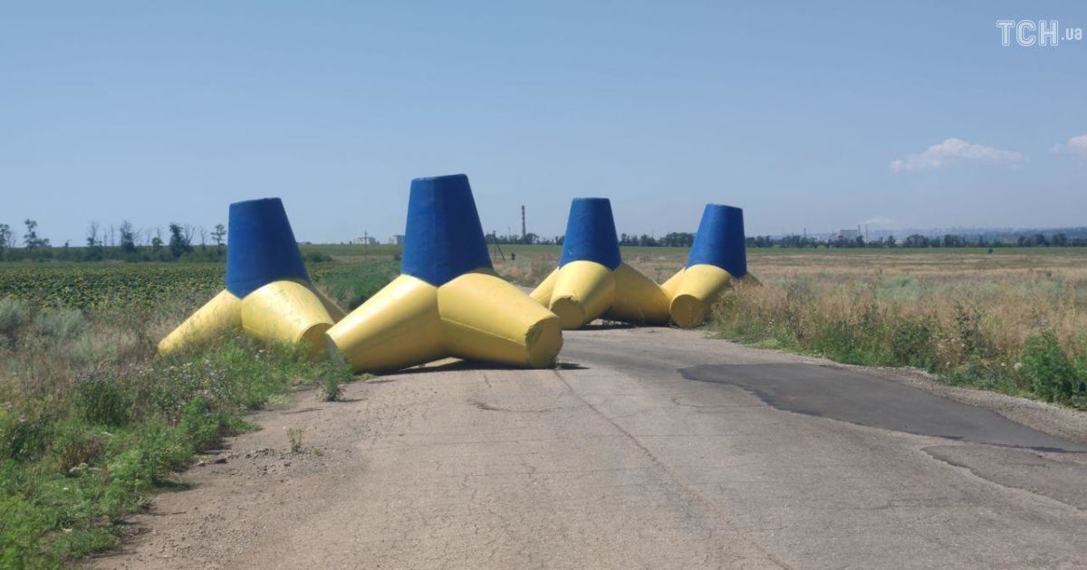 Це околиця Маріуполя. Виїзд до селища Водяного. Як на колишній сєпарська позиція "Дєрзкая" стоять більш зухвалі морпіхи.