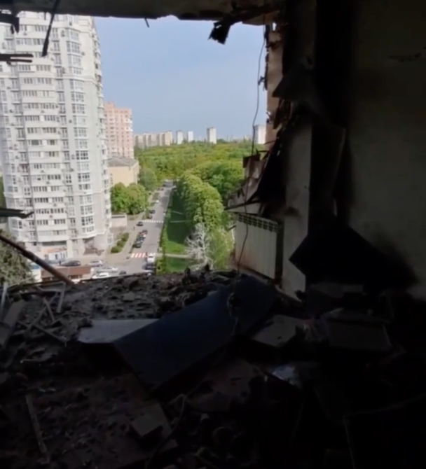Зруйнована квартира у Святошинському районі Києва після атаки дронами.