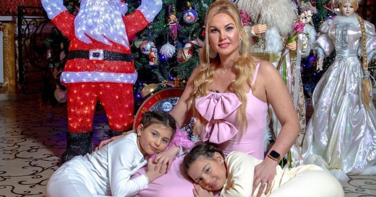 Камалия без макияжа в центре Киева покаталась на катке