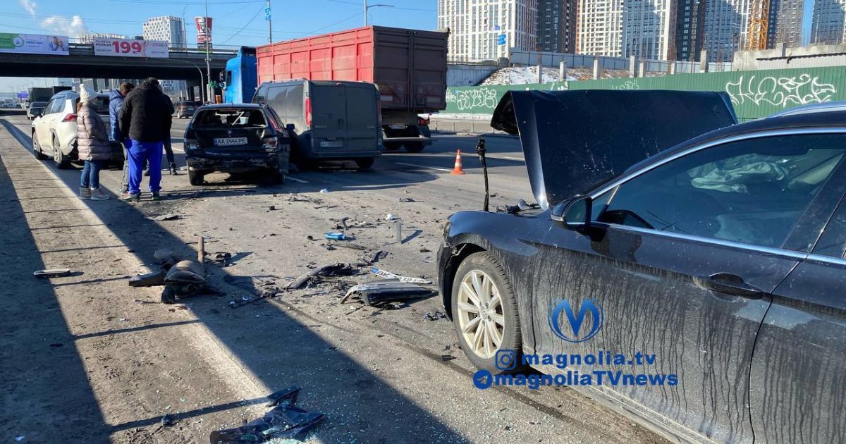 У Києві на проспекті Бажана зіткнулися чотири автівки