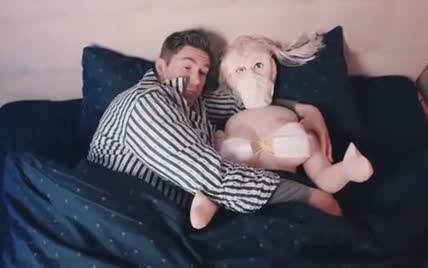Владимир Остапчук с надувной женщиной у себя дома записал пародию на хит Little Big