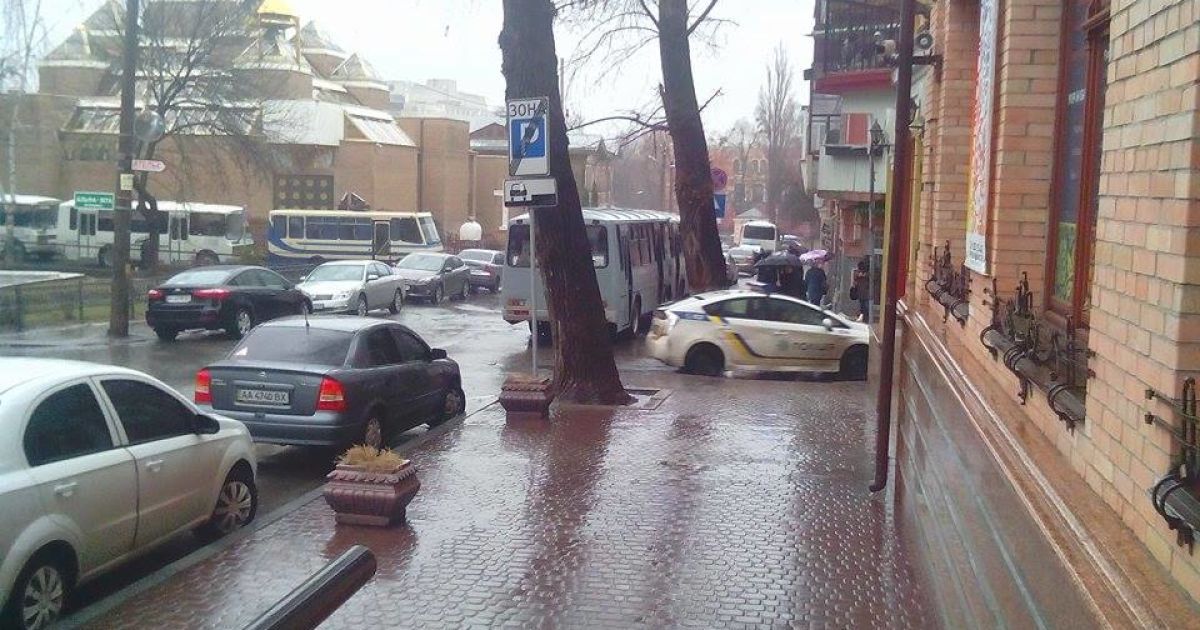 Под Шевченковским судом дежурят гвардейцы и полиция