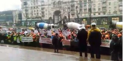 Протест бетономішалок. Сотні будівельників у центрі Києва мітингують через атаки "тітушок"