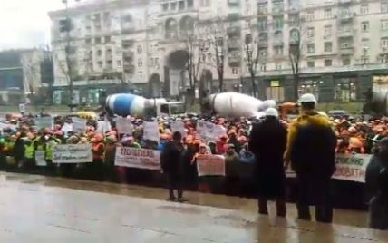 Протест бетономішалок. Сотні будівельників у центрі Києва мітингують через атаки "тітушок"