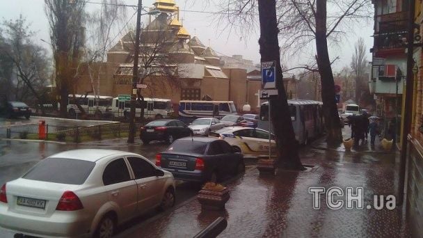 Под Шевченковским судом дежурят гвардейцы и полиция / © Фото Натальи Нагорной/ТСН