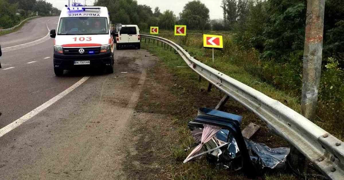 У Рівненській області мікроавтобус врізався у відбійник: загинуло двоє молодих людей (фото)
