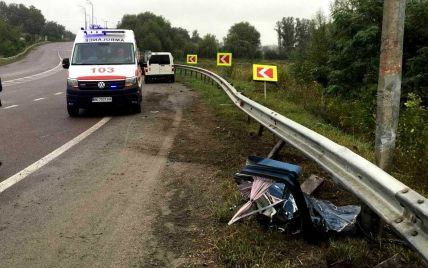 У Рівненській області мікроавтобус врізався у відбійник: загинуло двоє молодих людей (фото)