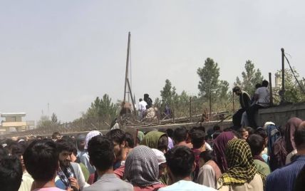 Разбивались, пытаясь зацепиться за шасси: во время эвакуации в аэропорту Кабула погибли семь человек
