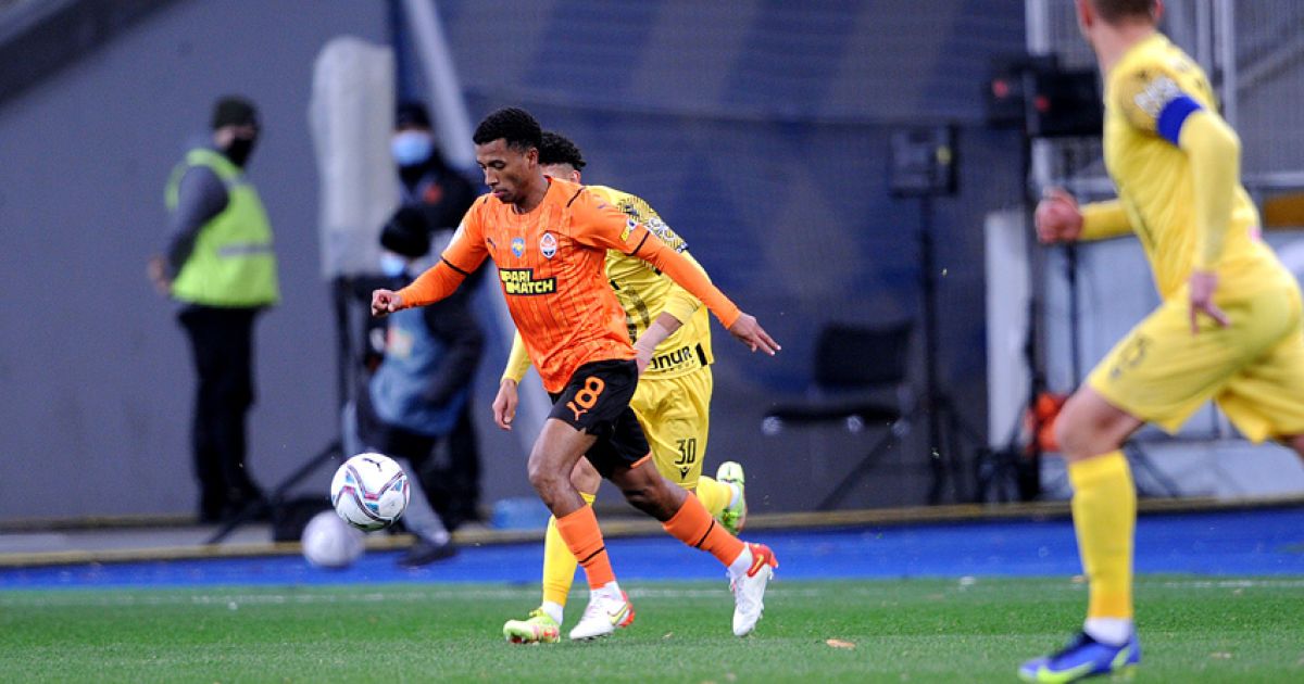 "Шахтар" у складному поєдинку дотиснув "Рух", але дозволив "Динамо" захопити лідерство в УПЛ