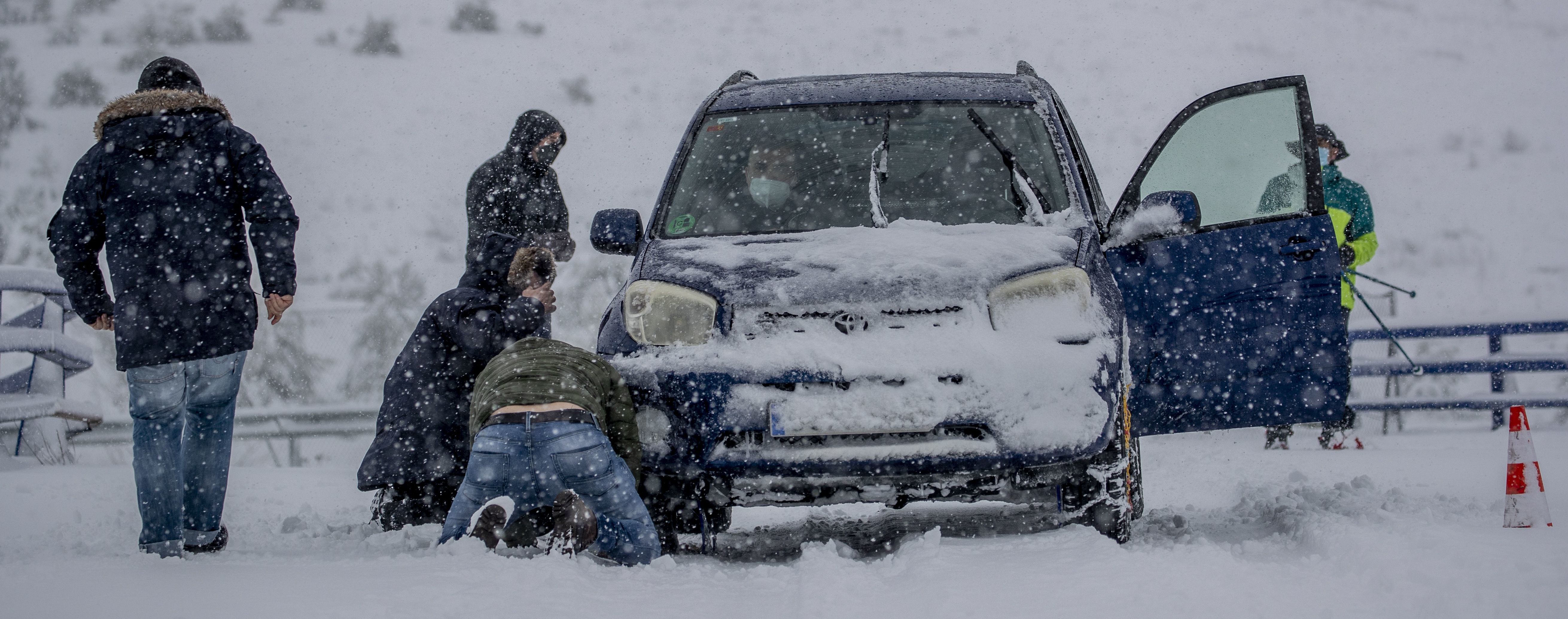 Зимовий бізнес: у Львові пропонують розкопати авто за гроші