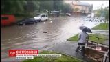Во Львове после сильных дождей на улице всплыло мусора