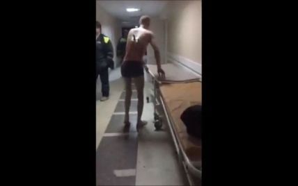 Российские медики не смогли удержать мужчину с ножом в спине, которому захотелось покурить