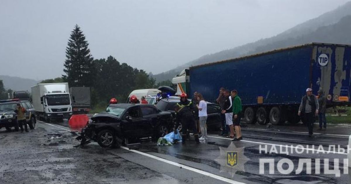 Загинули жінка та 10-річний хлопчик: у поліції розказали подробиці смертельної ДТП на трасі Київ-Чоп (фото)