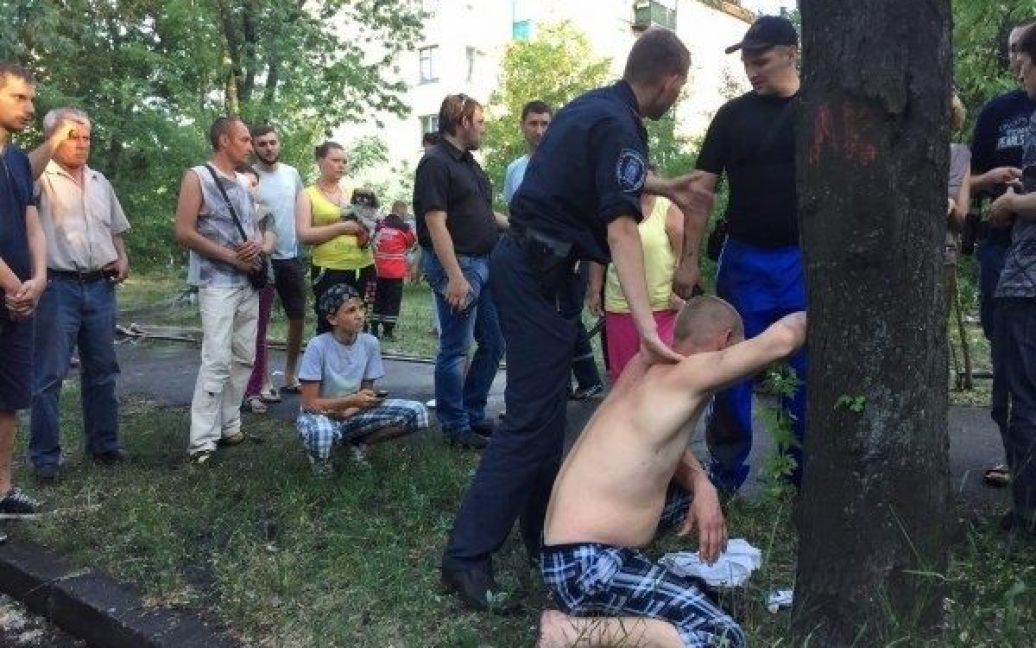 Активисты поймали мужчину, который хотел обокрасть квартиры в горящем доме. / © Громадське ТБ