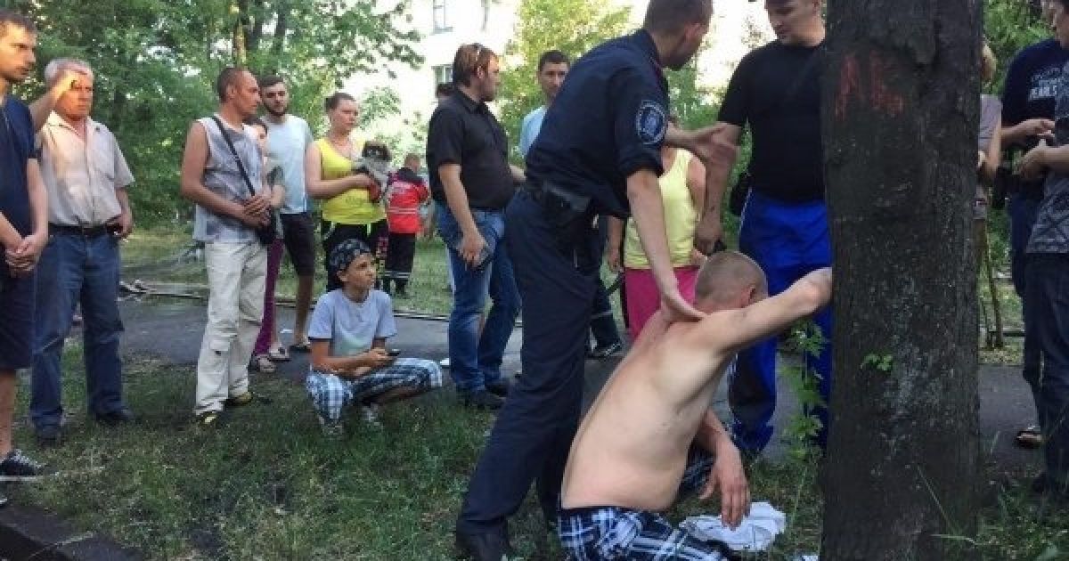 Активисты поймали мужчину, который хотел обокрасть квартиры в горящем доме. / © Громадське ТБ