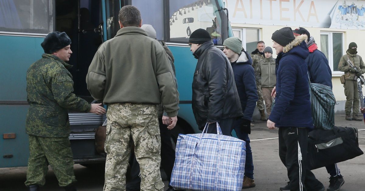 Оркестр в аэропорту и медики начеку: Харьков готов к встрече освобожденных заложников