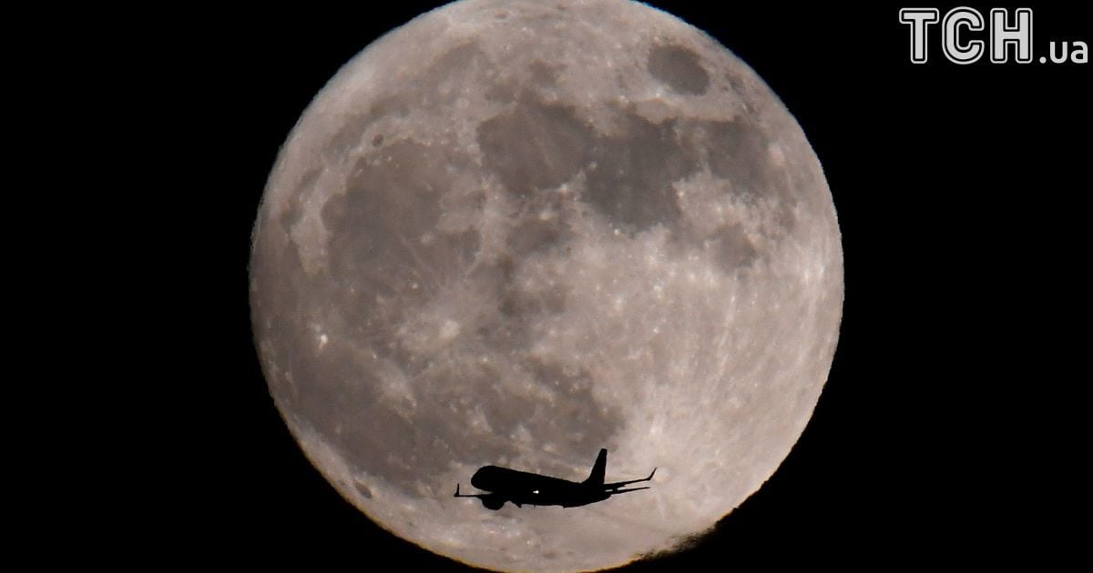 Больше и ярче. У землян была возможность любоваться Суперлуной