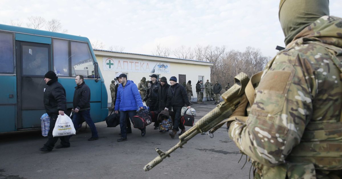 Бойовики "ЛНР" оголосили "шпигуном" одного з обміняних заручників