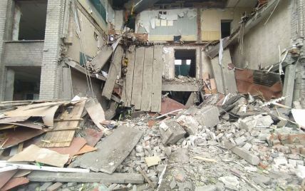 Спасатели достали тело погибшей женщины из-под завалов школы в Донецкой области