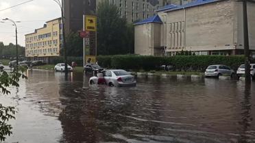 После сильного ливня в Киеве возле метро "Берестейская" образовалась "река"